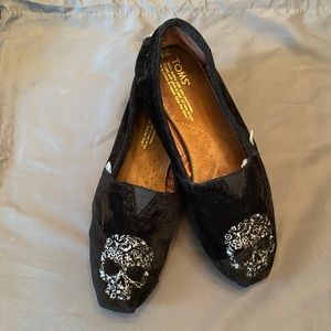 TOMS Saks special edition skull flats